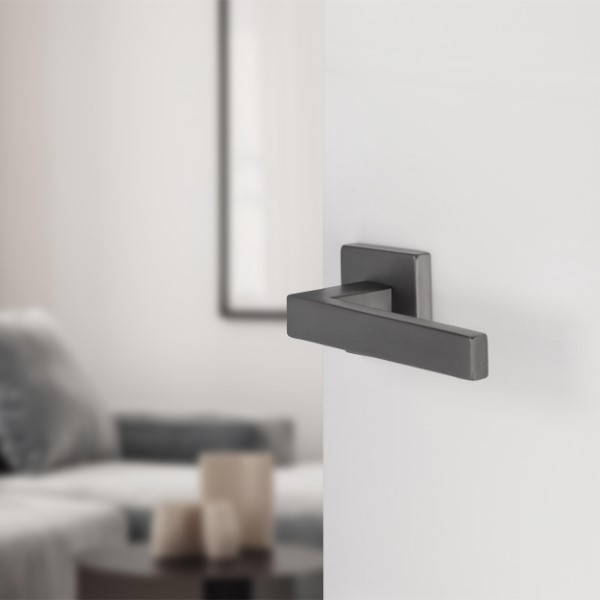 Differnz Deurklink | Differnz | Tilburg (Vierkant rozet, RVS, Gun metal) 86.026.29 K010830377 - 2