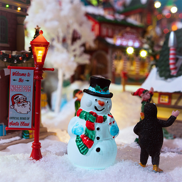 Lemax Kerstdorp accessoire | Lemax | Holly Hat Snowman | General Products (Set van 2, Batterijgevoed, Leds, Handgeschilderd) 24965 K151001156 - 2