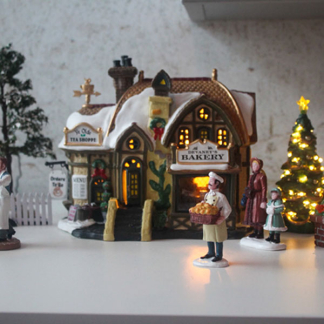 Lemax Kerstdorp set | Lemax | Devaney's Bakery Set | Caddington Village | Set van 17 (Led, Handgeschilderd) 66712-EU K151001499
