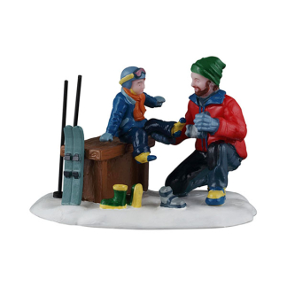 Lemax Kerstminiatuur | Lemax | Father And Son Ski Day | Vail Village (Handgeschilderd) 62633 K151001564