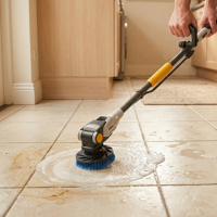 Tegels schoonmaken met reinigingsborstel