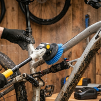 Mountainbike schoonmaken met reinigingsborstel