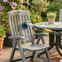 Tuinmeubelen schoonmaken met reinigingsborstel