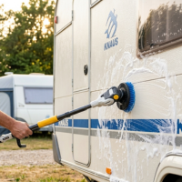Caravan schoonmaken met reinigingsborstel
