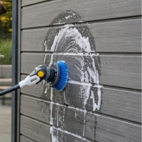 Schuur of tuinhuis schoonmaken met reinigingsborstel