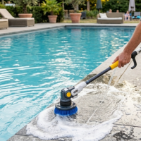 Zwembadrand schoonmaken met reinigingsborstel