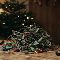 Oude kerstverlichting met beschadigingen