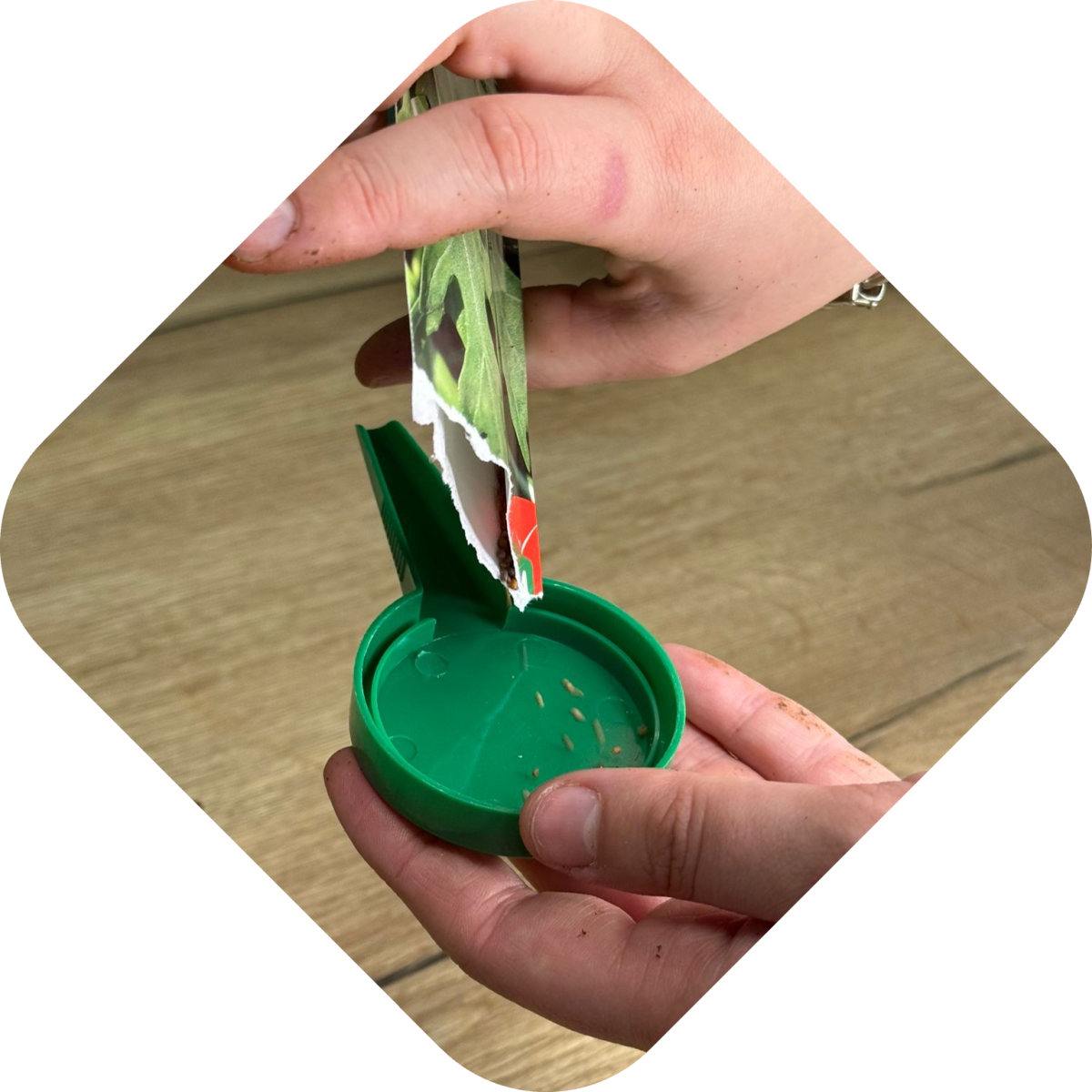 Effectief plantjes kweken: zaadstrooier vullen met zaadjes